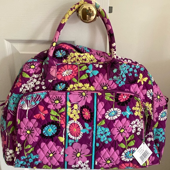 New Vera Bradley flutter by weekender - Picture 1 of 6